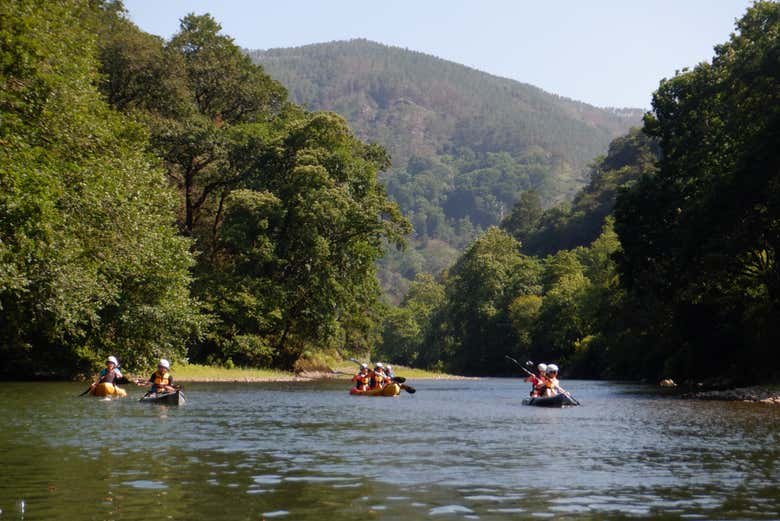 Kayaks naviguant paisiblement sur la Bidassoa