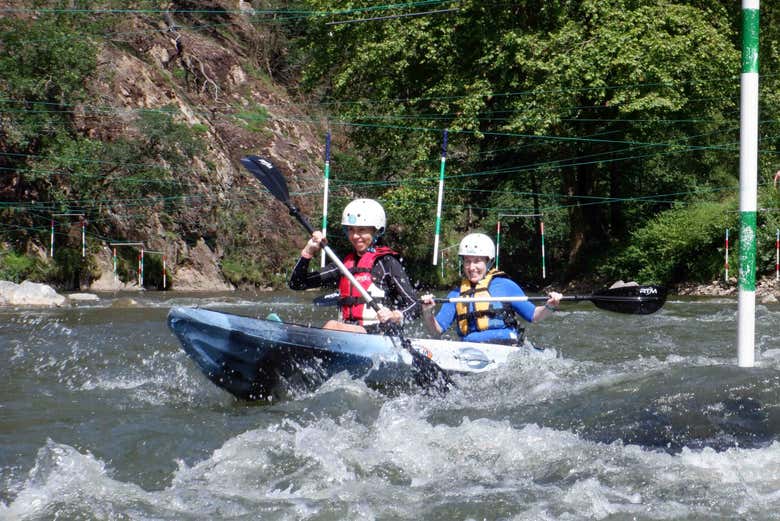 Deux personnes traversant en kayak les rapides de la Bidassoa