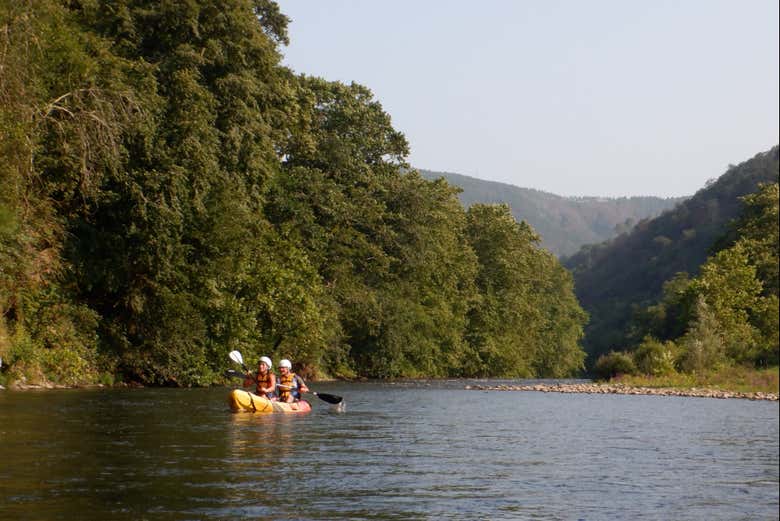 Un couple en kayak sur la Bidassoa