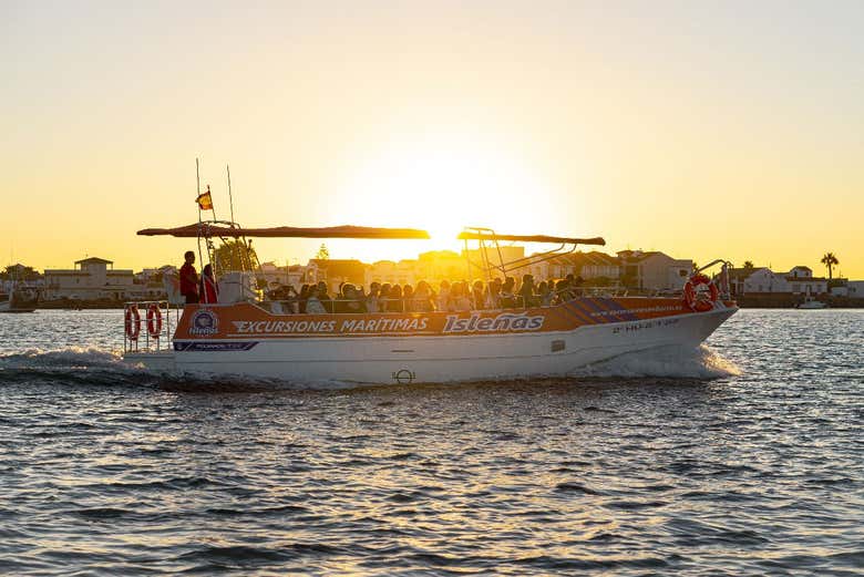 El atardecer será mágico mientras navegamos por las marismas