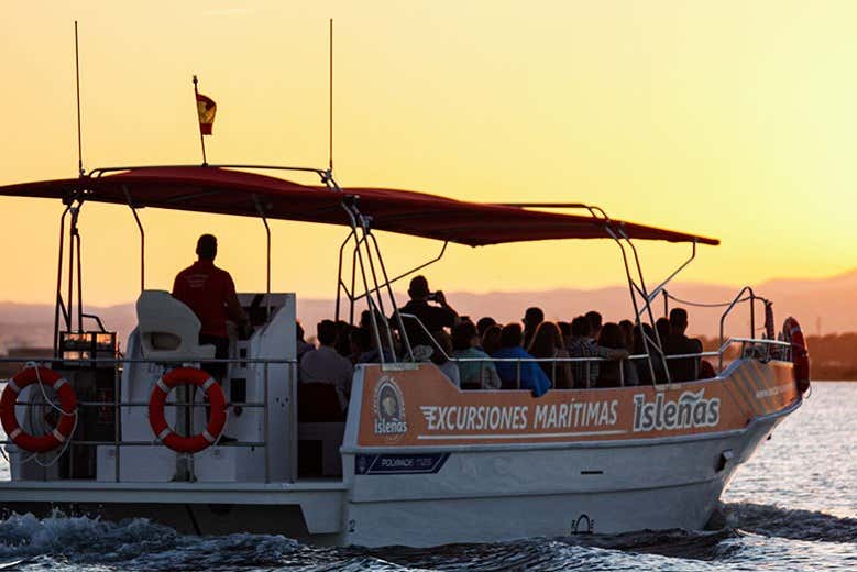 Barco al atardecer en Isla Cristina