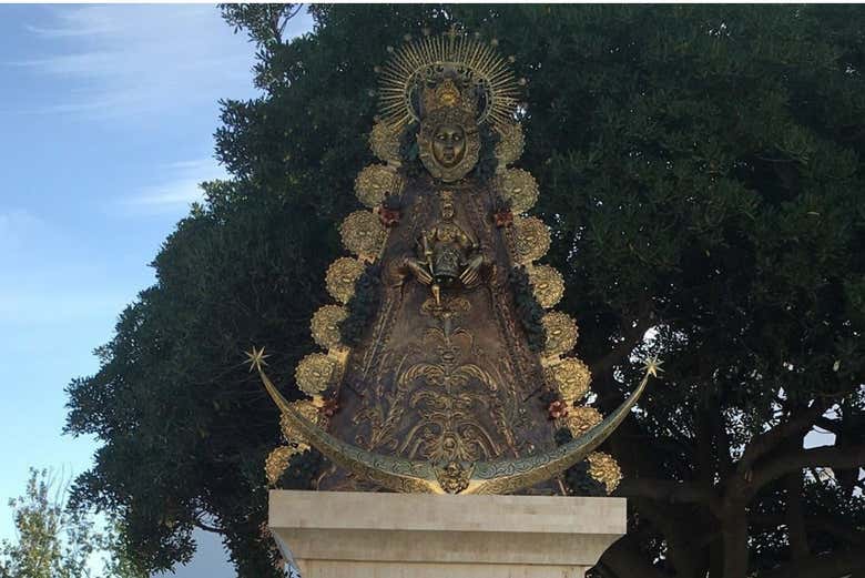 See the monument to the Virgen del Rocío
