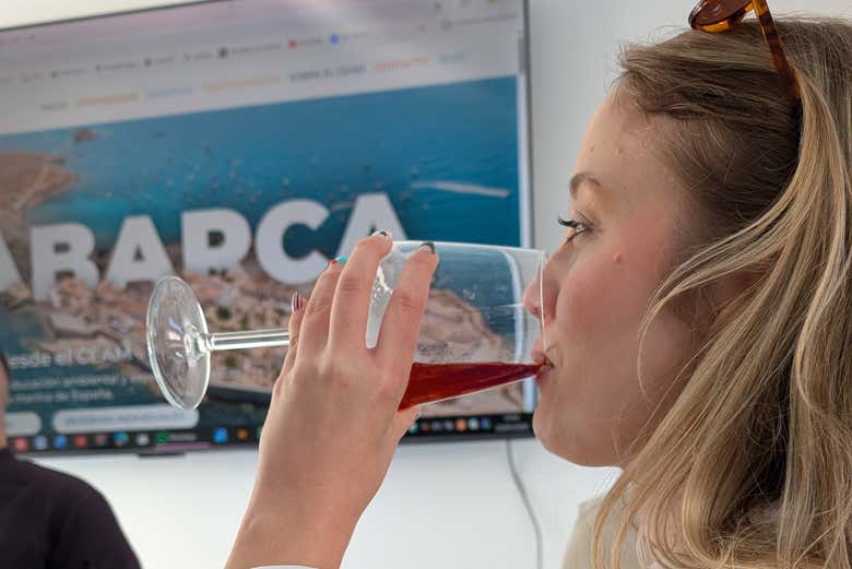 Probando uno de los vinos