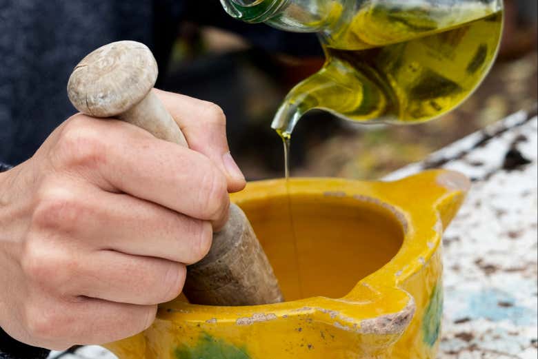 Mezclando los ingredientes del alioli
