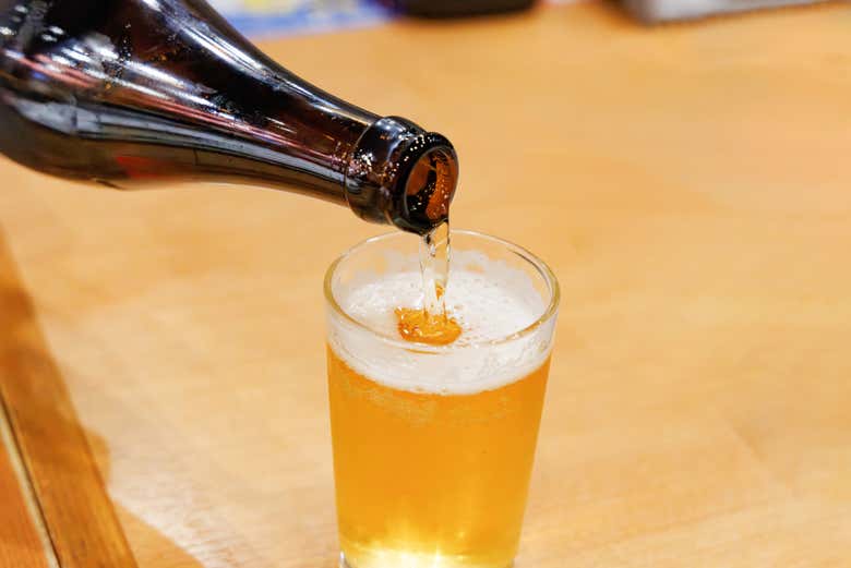 Sirviendo la cerveza en un vaso 