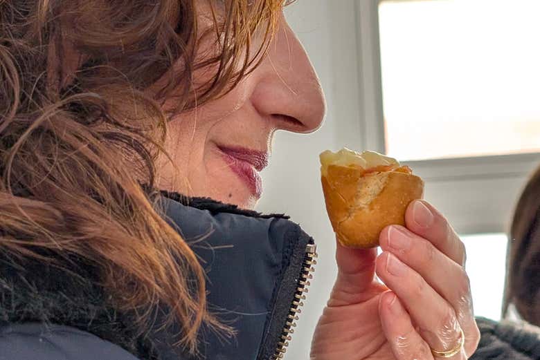 Degustación del alioli preparado al final de la experiencia