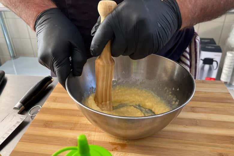 Aprenderéis a hacer alioli de forma tradicional