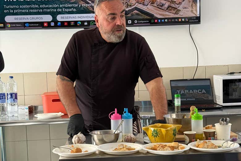 Escuchando las explicaciones del chef