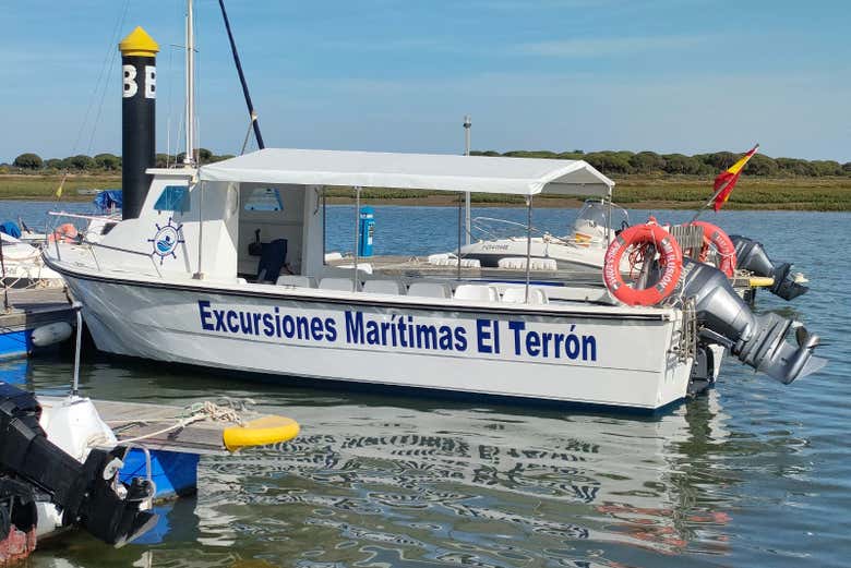 Barco atracado em um cais do rio Piedras