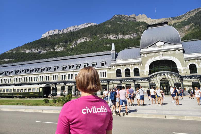 Devant la gare de Canfranc