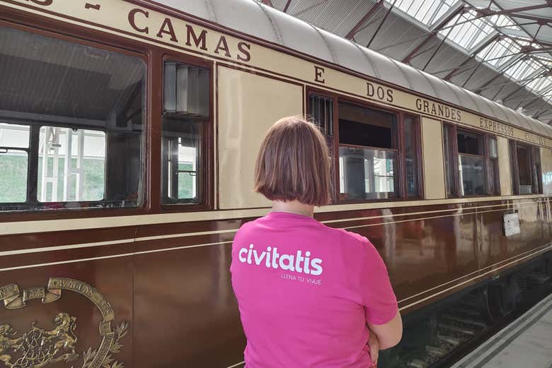 À côté d'un des wagons de l'Expreso de Canfranc
