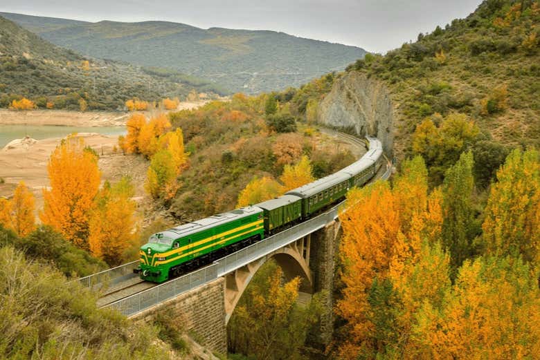 El Expreso de Canfranc atraviesa el Pirineo aragonés