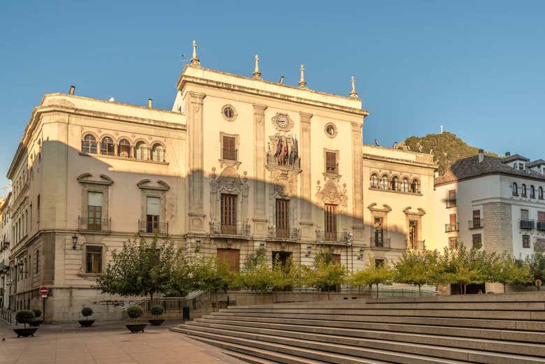 Contemplando la fachada de la Casa consistorial 