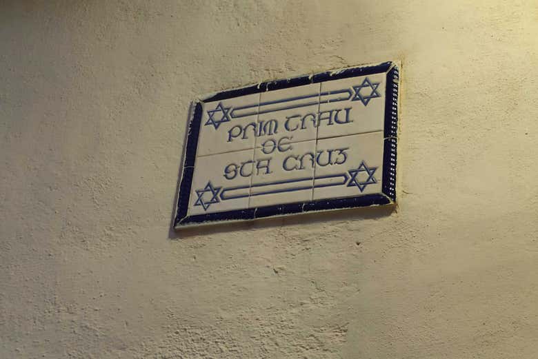 Indications dans les rues du quartier juif