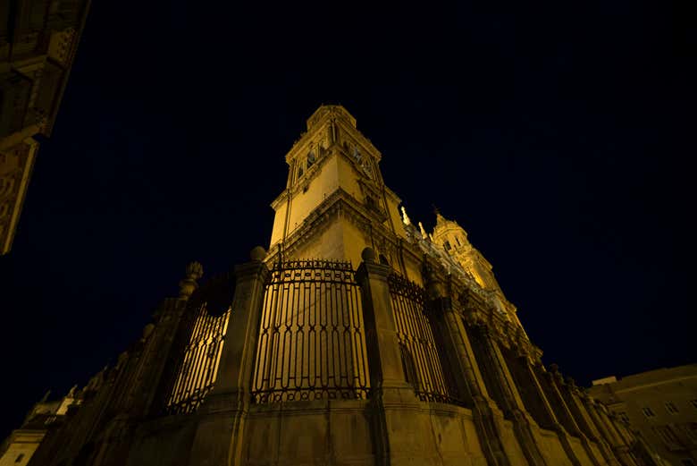 Admirando la catedral de Jaén por la noche