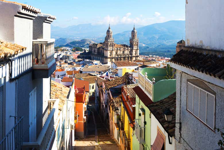 Strada in salita di Jaén, con la cattedrale sullo sfondo