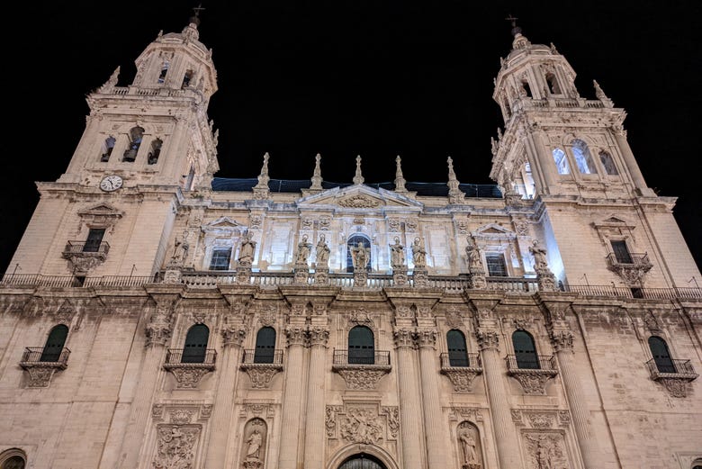 Fachada de la catedral de Jaén al caer la noche
