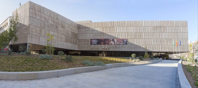 Tour por el Museo Íbero y el Museo Provincial