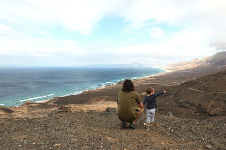 Contemplando la costa de Cofete