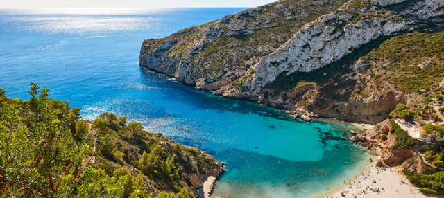 Excursión a Cala Granadella en catamarán con comida