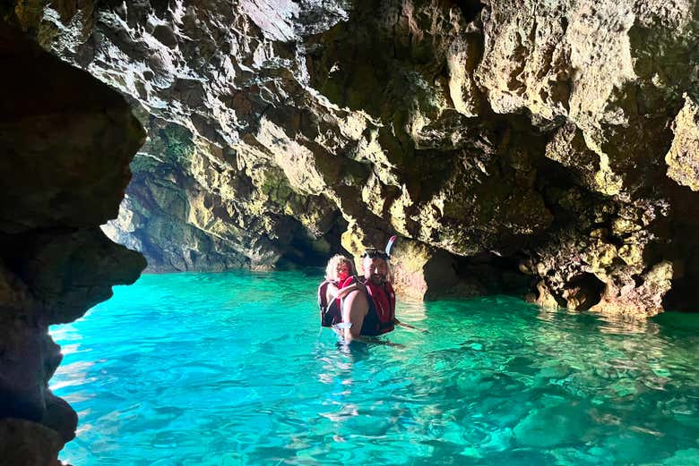 Faites du snorkeling dans une grotte marine