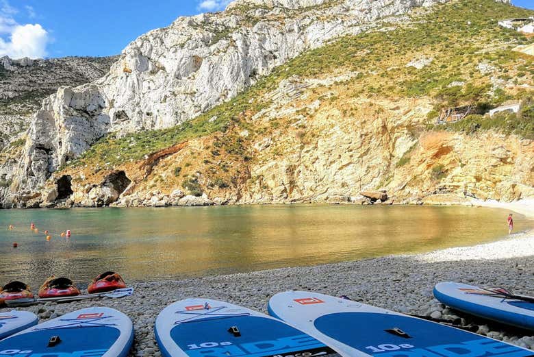 Las tablas de paddle surf en una cala de Jávea