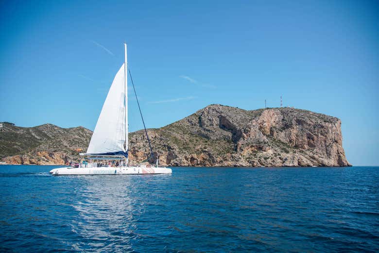 Veliero che naviga a Jávea