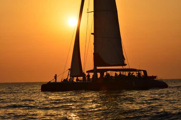 Passeio de catamarã ao entardecer