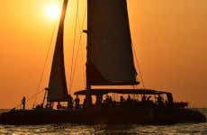 Paseo en catamarán al atardecer