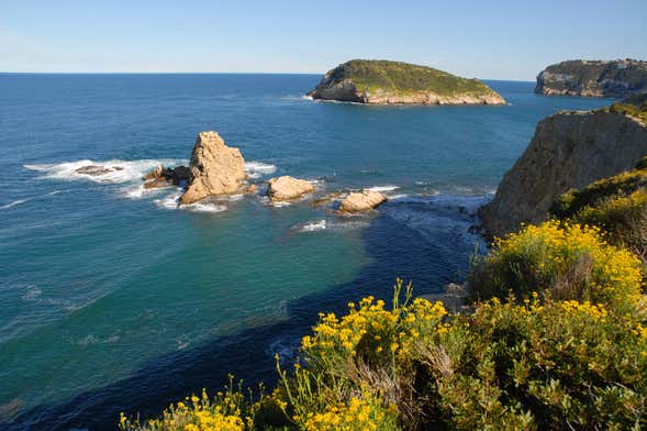 Tour por los cabos de Jávea e isla de Portichol en catamarán