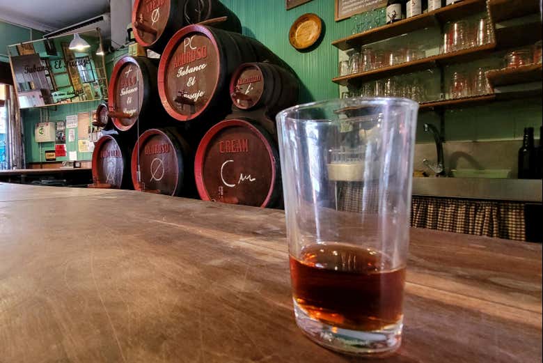 Un bicchiere di sherry sul bancone di un tabanco