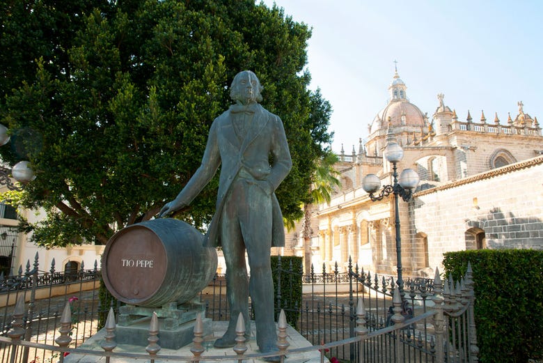 Monumento al Tío Pepe con la Catedral de fondo
