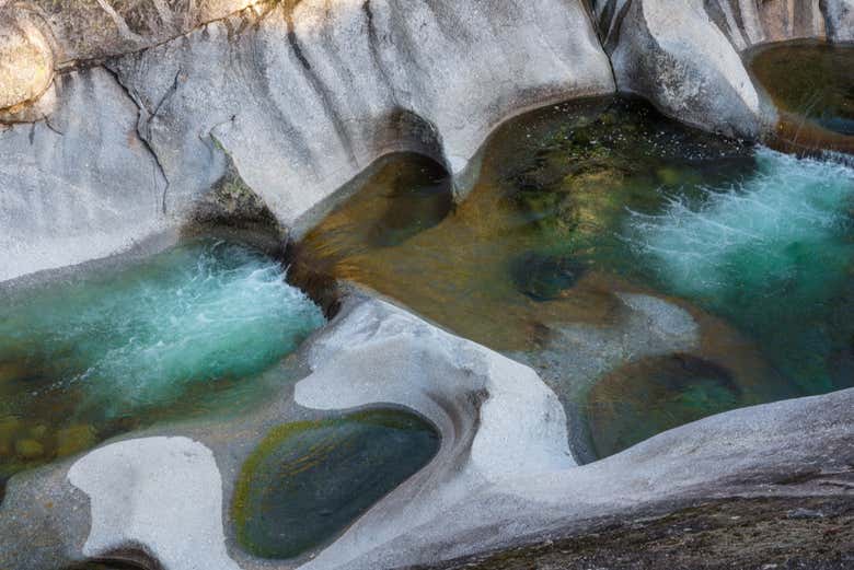 Eaux cristallines des piscines naturelles