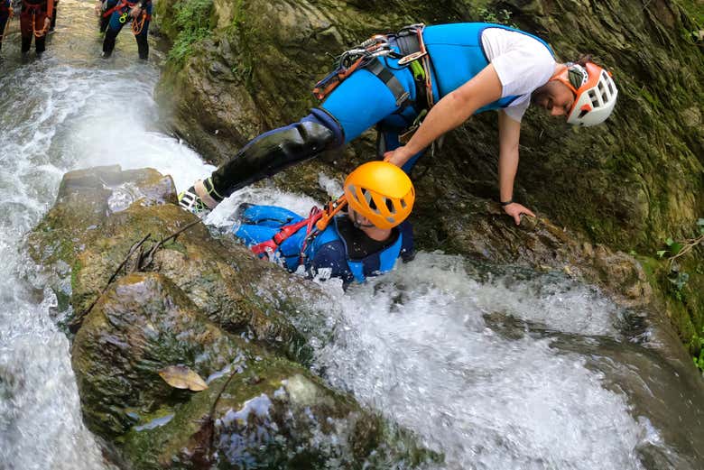 Baignez-vous dans la rivière de la Zua