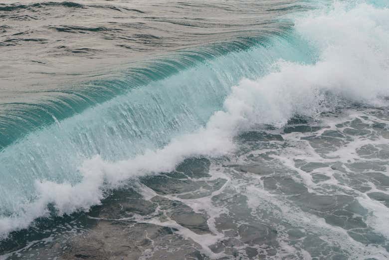 Contemplando as ondas de Gran Canria