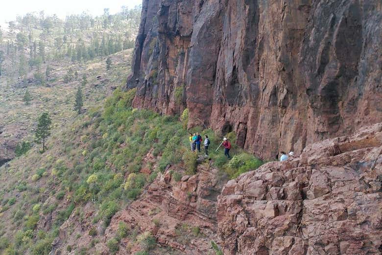 Altas paredes rochosas de origem vulcânica
