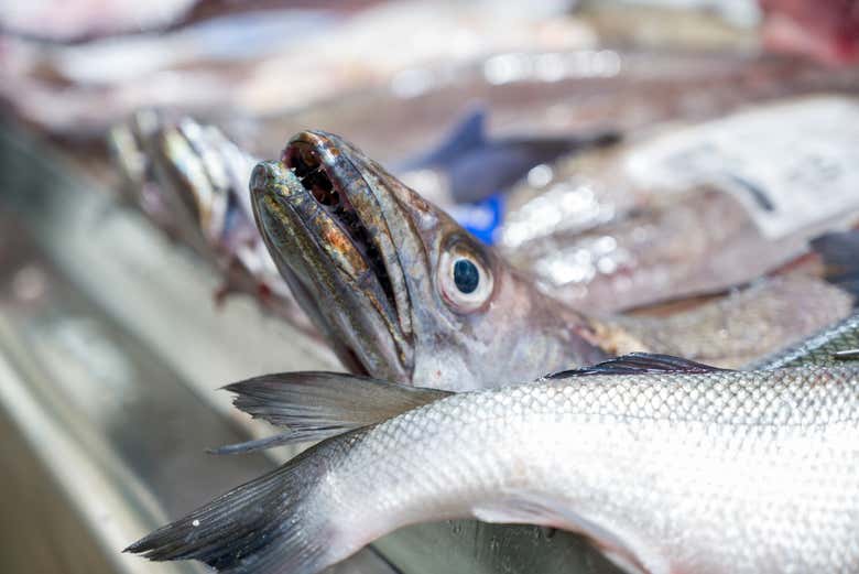 Merluza en el puesto de pescado del mercado de Coruña