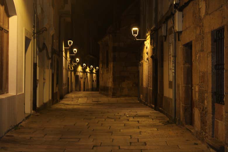 Rue éclairée par des lampadaires