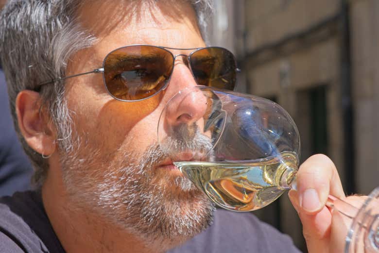 Probando un vino gallego