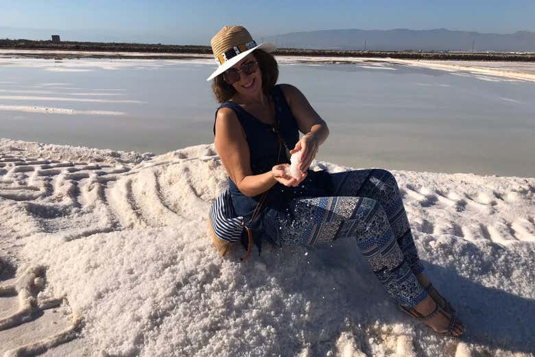 Uma mulher sentada nas salinas