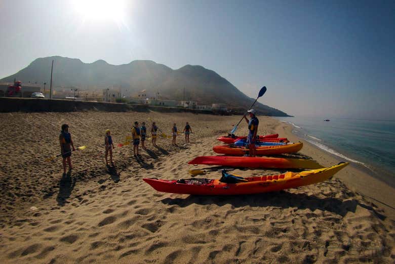 Praticando na areia antes de entrar na água
