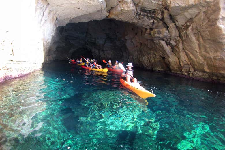 Saindo de uma das grutas