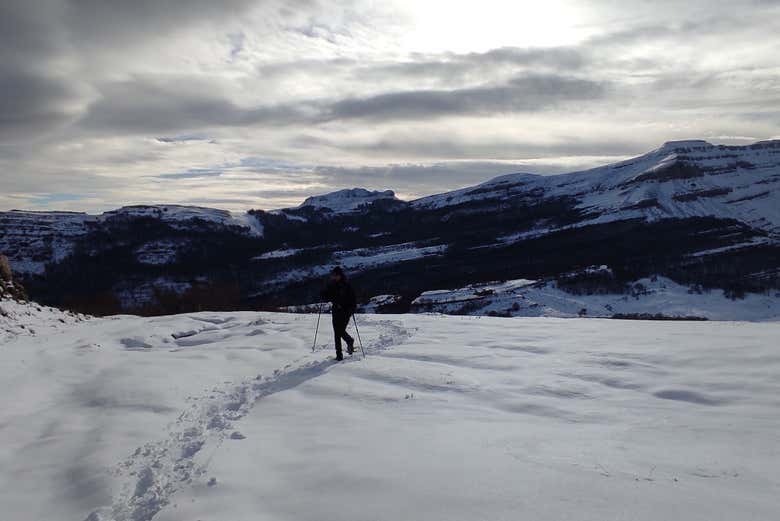 Atravessando uma vasta paisagem nevada