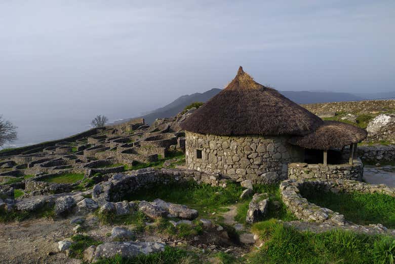 Castro coberto com o monte de Santa Tecla