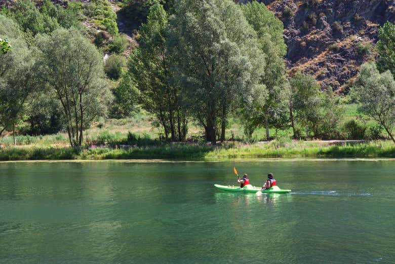 Admirando el paisaje desde el kayak