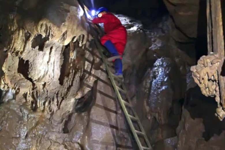 Entrando en las cuevas de Udias