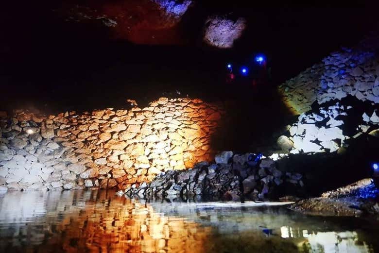 Galeries menant à des cavités avec des lacs souterrains