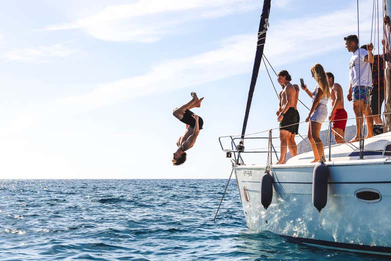 En verano, podréis daros un refrescante baño junto al barco