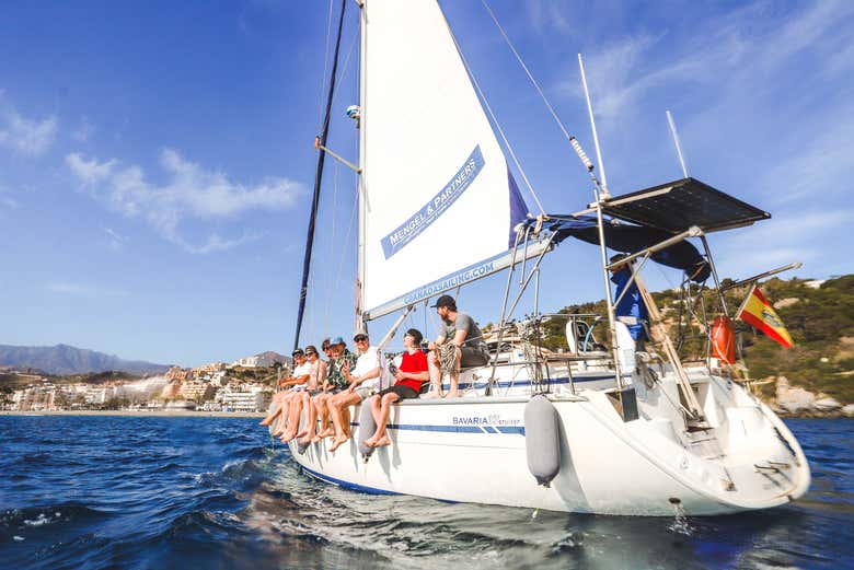 Navegando en velero por la costa de La Herradura