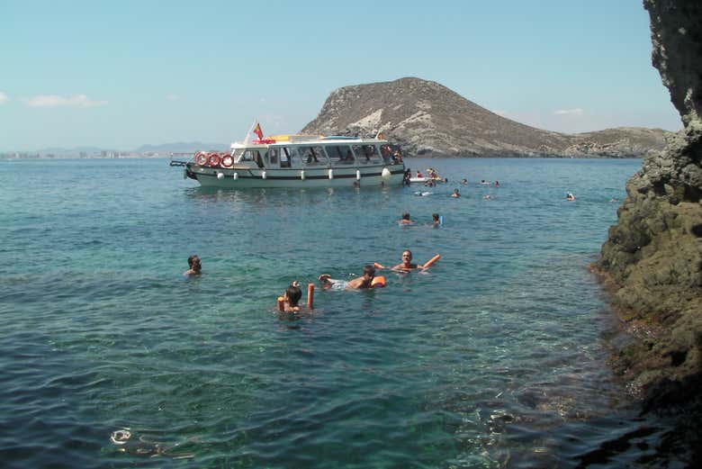 Disfrutando del baño junto al barco